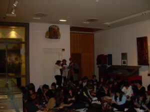 Lee más sobre el artículo Visita de los alumnos del Instituto «El Pinar de la Rubia» (Valladolid) y taller de escritura cuneiforme en el IBO (León, 30-III-2011)