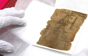 Lee más sobre el artículo El Diario de León se hace eco de nuestra muestra temporal de papiros egipcios de la colección Palau-Ribes