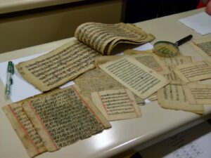 Lee más sobre el artículo Clase práctica con manuscritos en el curso de sánscrito del Instituto Bíblico y Oriental