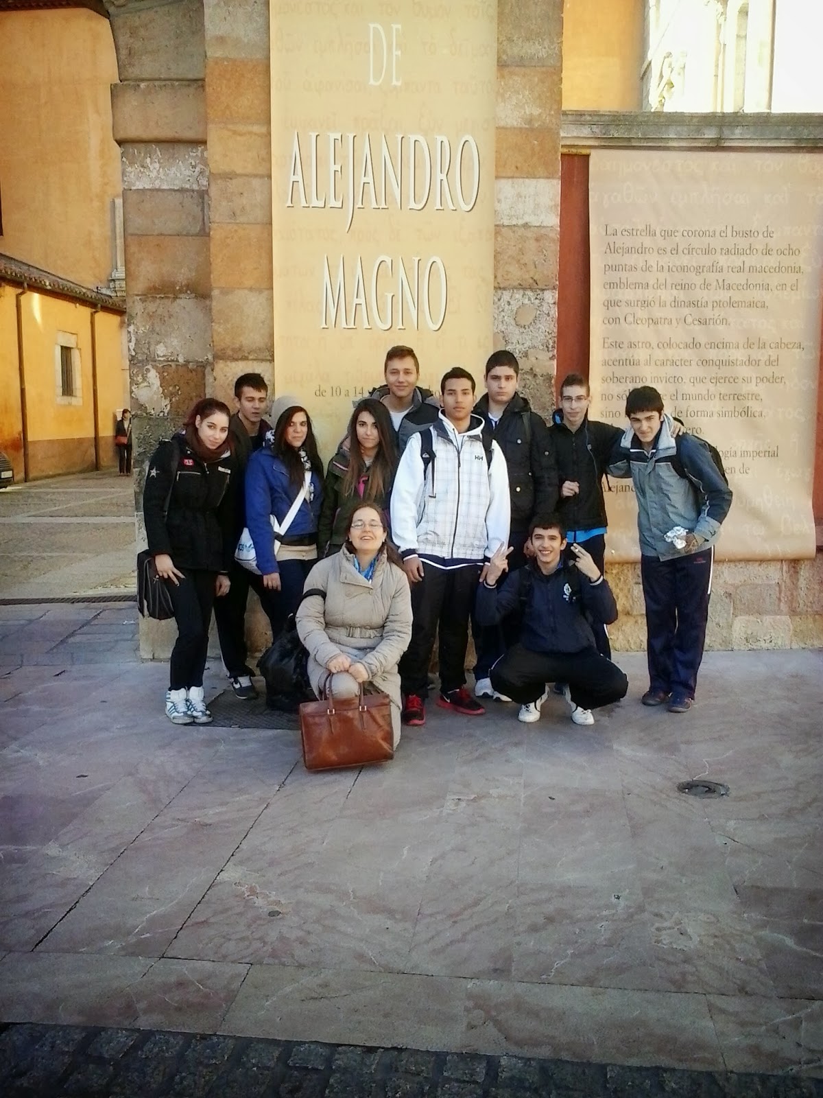 Visita de los alumnos de Religión de 1º de Bachiller del IES Sánchez Albornoz (29-XI-2013)