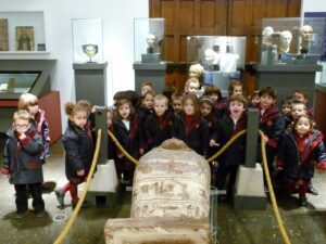 Lee más sobre el artículo Visita de los niños de 3 años del Colegio Leonés al Museo Bíblico y Oriental (León, 29-X-2013)
